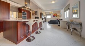 Køleskab, mikrobølgeovn, ovn, kogeplade