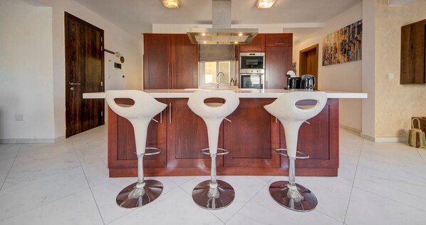 Een koelkast, een magnetron, een oven, een kookplaat