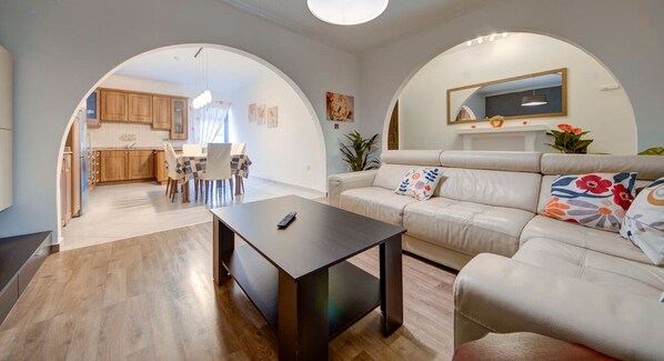 TV - Charming home Apt with private balcony in B`Bugia (Birżebbuġa)