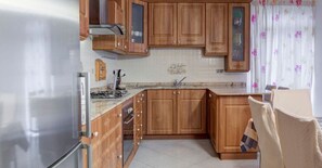 Køleskab, mikrobølgeovn, ovn, kogeplade