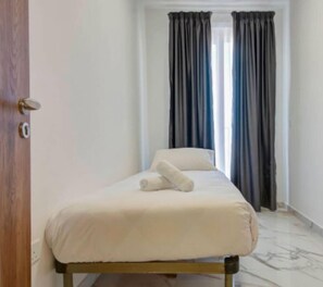 2 habitaciones, escritorio, tabla de planchar con plancha y wifi 