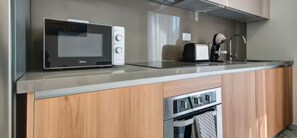 Frigorífico, microondas, horno y placa de cocina