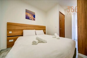 2 Schlafzimmer, Schreibtisch, Bügeleisen/Bügelbrett, WLAN