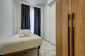 2 habitaciones, escritorio y tabla de planchar con plancha