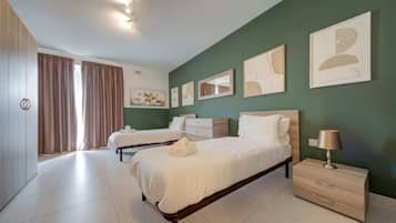 2 habitaciones, escritorio y tabla de planchar con plancha