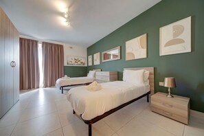 2 slaapkamers, een bureau, een strijkplank/strijkijzer, reisbedje