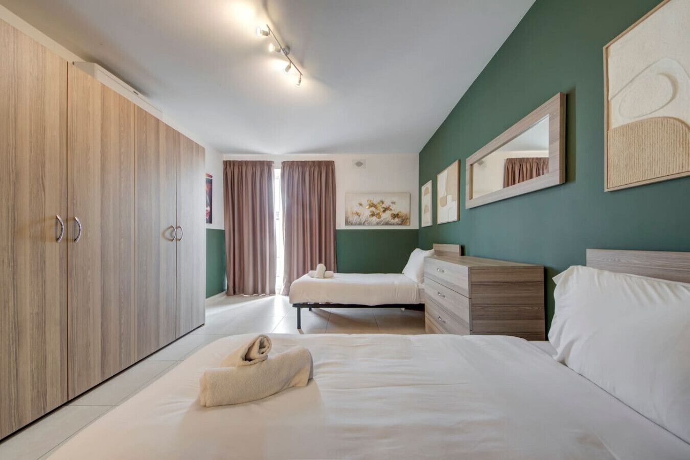 2 soveværelser, skrivebord, strygejern/strygebræt, weekendseng