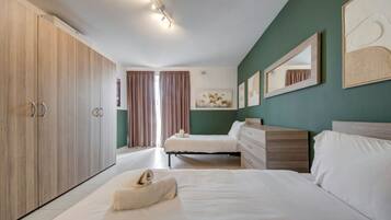 2 soverom, skrivebord, strykejern/-brett og reiseseng for barn