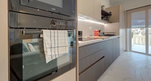 Een koelkast, een microgolfoven, een oven, een kookplaat