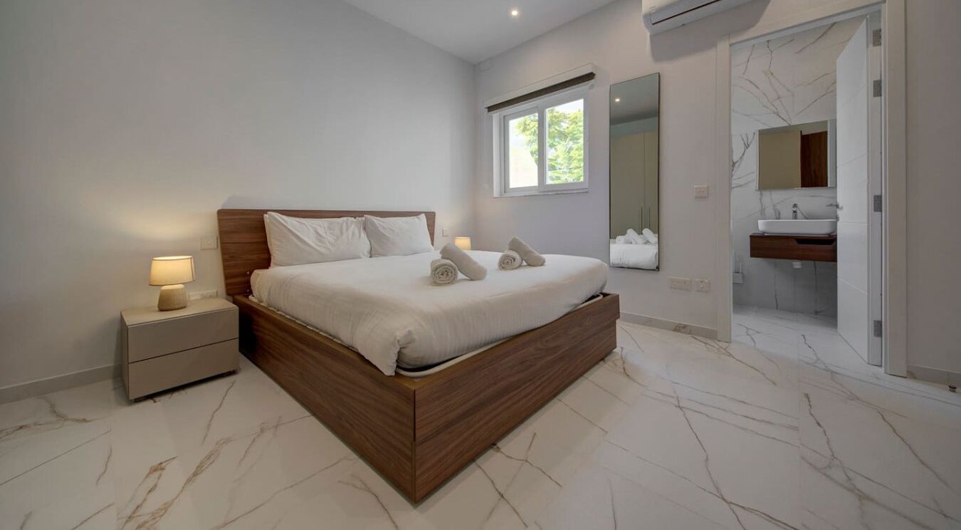 1 dormitorio, escritorio, tabla de planchar con plancha y cuna de viaje