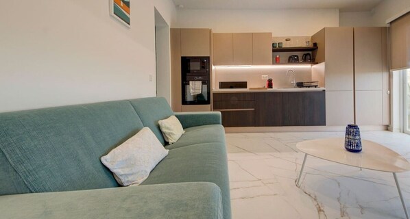 TV - Modern apartment with spacious terrace in Attard (Attard)