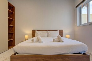 1 slaapkamer, een bureau, een strijkplank/strijkijzer, wifi