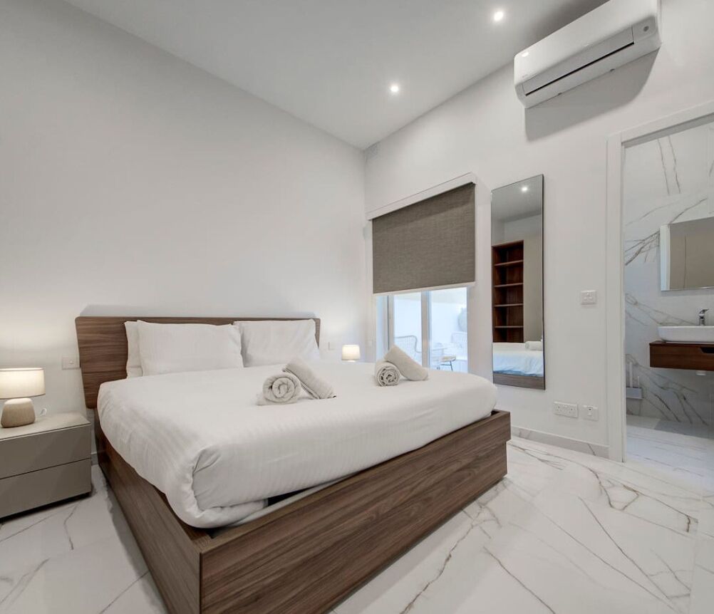 Escritorio, tabla de planchar con plancha, cuna de viaje y wifi