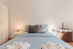 3 Schlafzimmer, Schreibtisch, Bügeleisen/Bügelbrett, Reisekinderbett