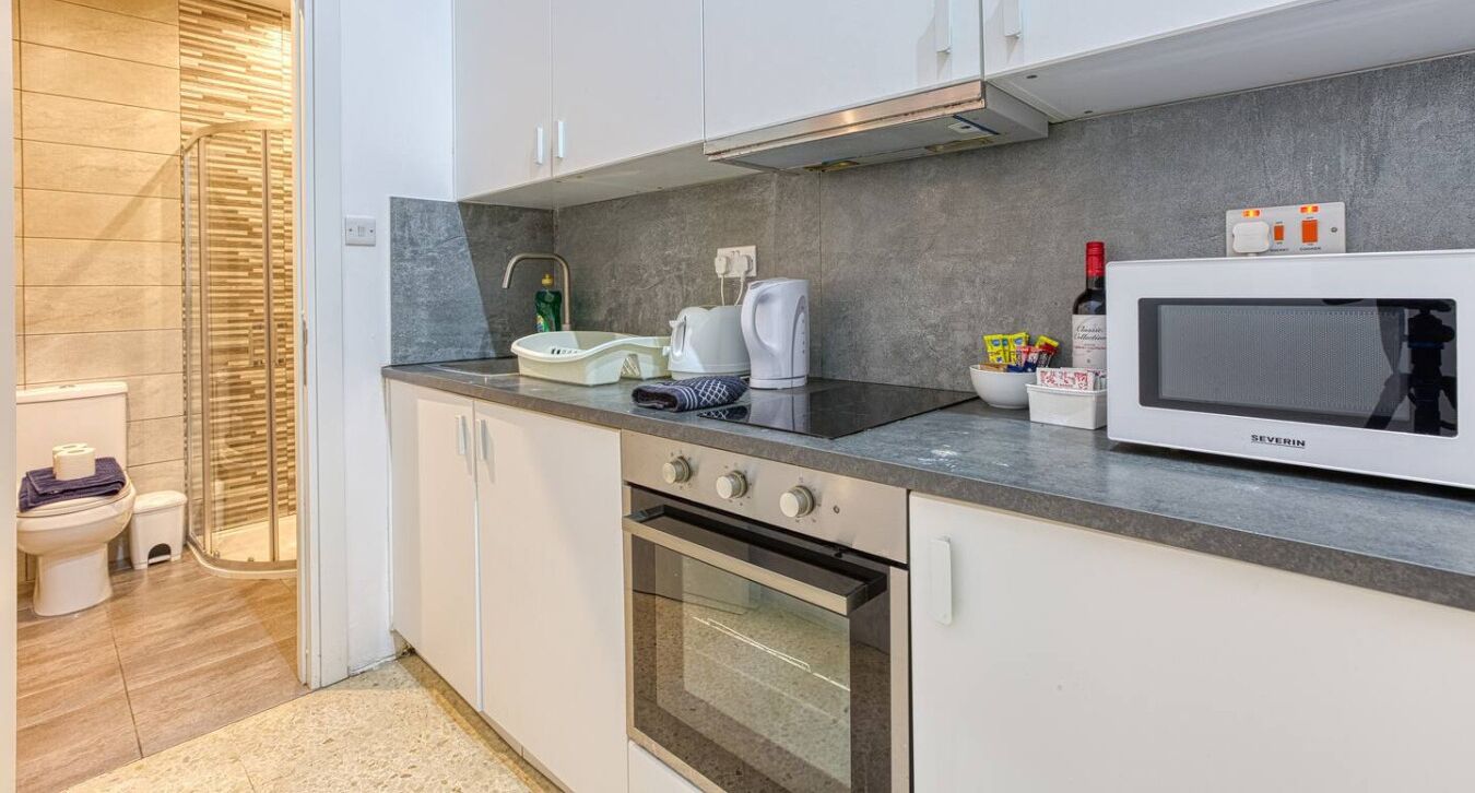 雪櫃、微波爐、焗爐、爐具