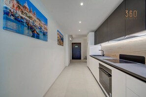 Fridge, oven, stovetop, coffee/tea maker