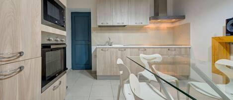 Réfrigérateur, micro-ondes, four, plaque de cuisson