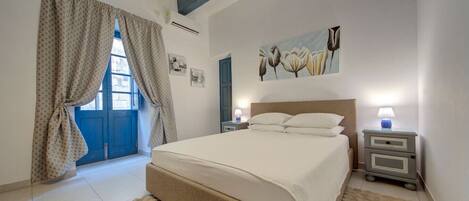 1 habitación, escritorio, tabla de planchar con plancha y cuna de viaje