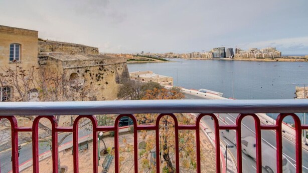 A view of a coastal city with a historic fort, modern buildings, and a clear sky. - Unique seafront Loft overlooking Valletta`s views (Il-Belt Valletta)