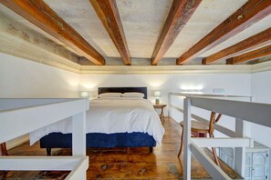 1 bedroom, desk, travel crib, WiFi