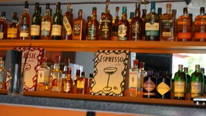 Eine Bar mit Regalen voller verschiedener Spirituosenflaschen.