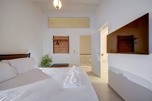 2 bedrooms, desk, iron/ironing board, WiFi