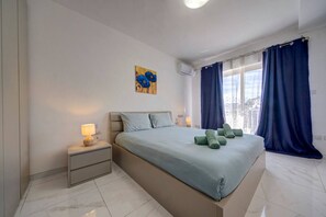 1 dormitori, escriptori, planxa i posts de planxar i wifi 