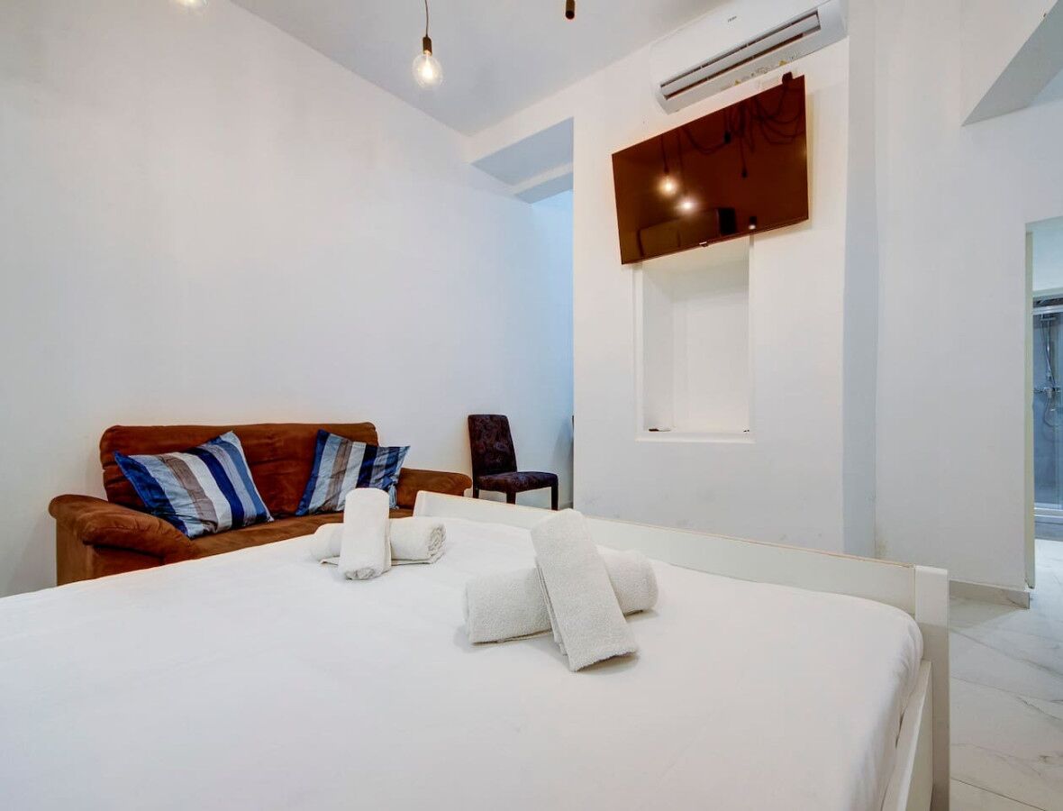 Desk, travel cot, WiFi, bed sheets