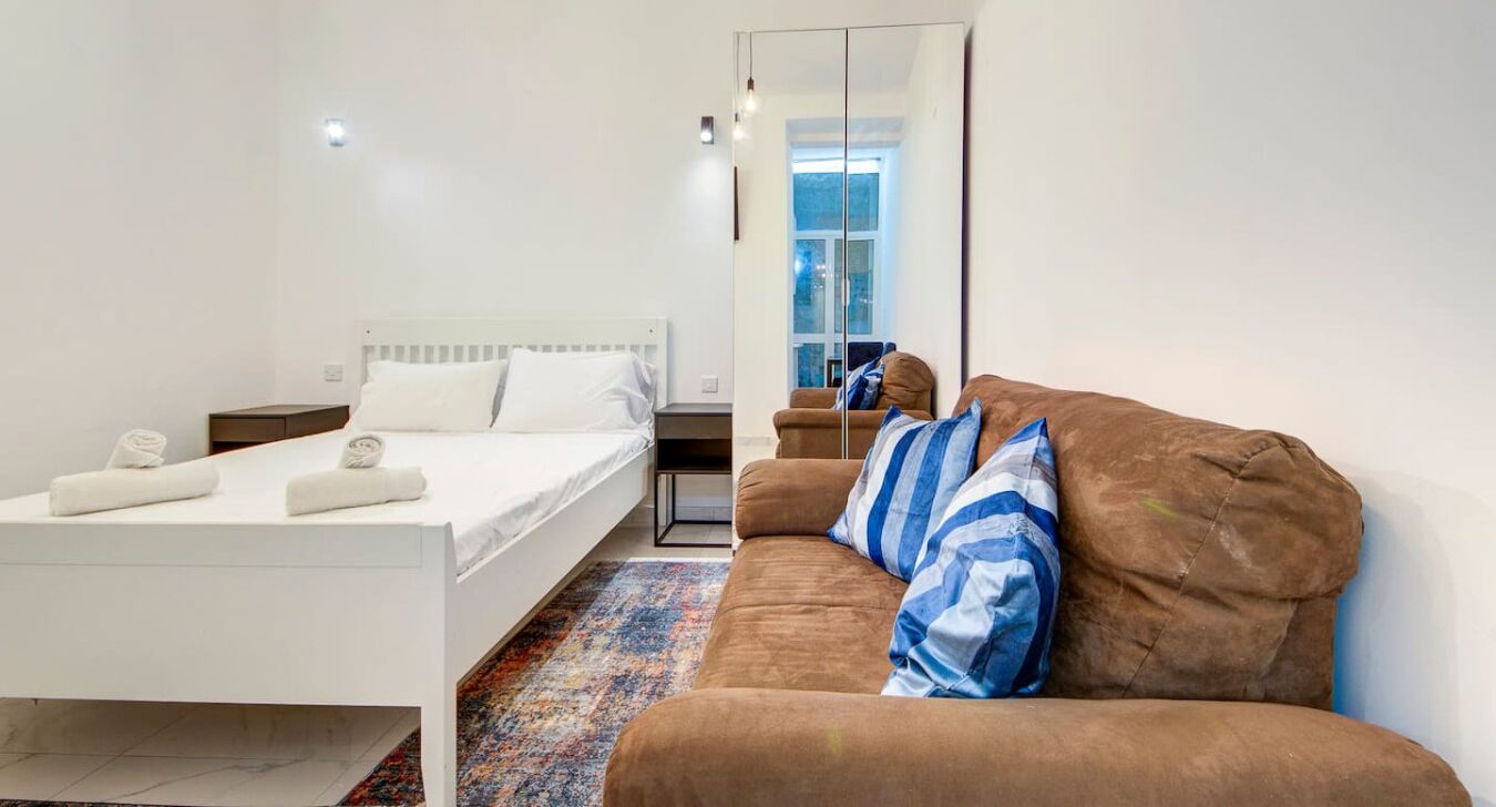 Bureau, lit parapluie, Wi-Fi, draps fournis