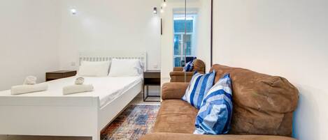 Een bureau, reisbedje, wifi, beddengoed