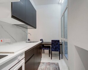 Fridge, oven, stovetop, coffee/tea maker