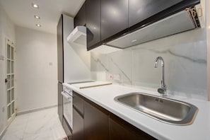 Réfrigérateur, four, plaque de cuisson, cafetière/bouilloire