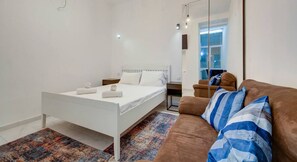 Desk, travel cot, WiFi, bed sheets - 1BR home in the centre of Valletta (Valletta)