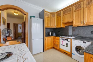 Fridge, oven, stovetop, coffee/tea maker