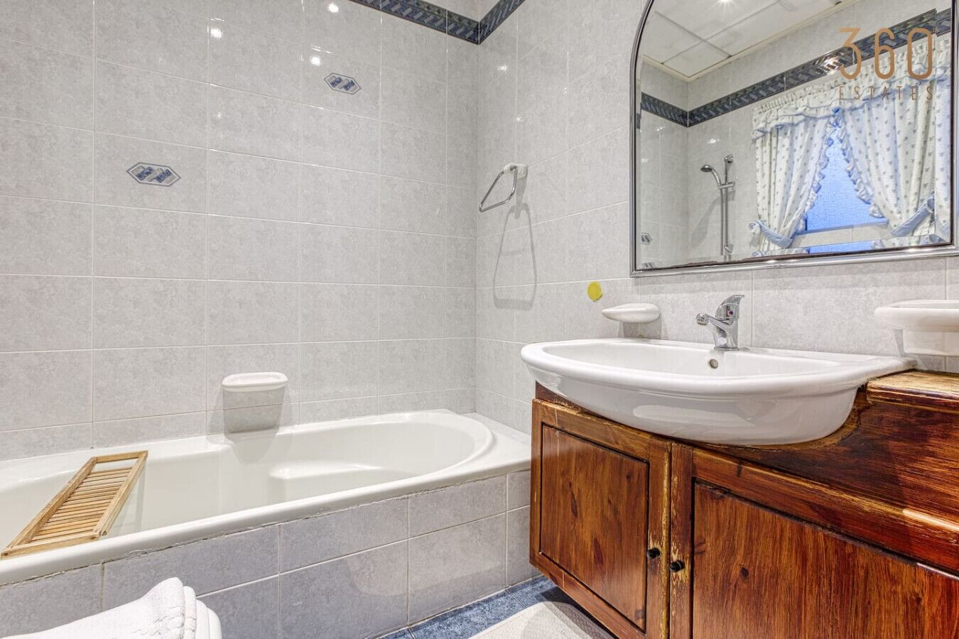 Een moderne badkamer met een bad, een wastafel en een spiegel.
