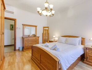 2 Schlafzimmer, Schreibtisch, Bügeleisen/Bügelbrett, WLAN