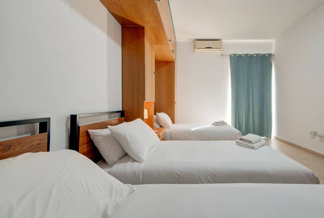3 Schlafzimmer, Schreibtisch, Bügeleisen/Bügelbrett, Reisekinderbett
