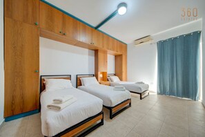 3 habitaciones, escritorio, tabla de planchar con plancha y wifi