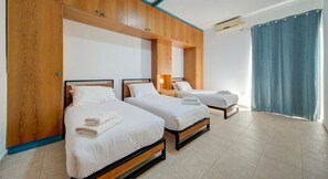 3 habitaciones, escritorio, tabla de planchar con plancha y wifi