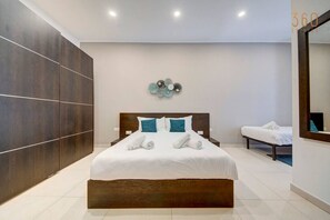 2 makuuhuonetta, työpöytä, silitysrauta/-lauta, vauvan matkasänky