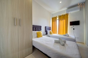 2 habitaciones, escritorio, tabla de planchar con plancha y wifi