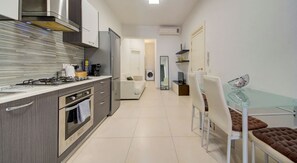 Kühlschrank, Ofen, Herdplatte, Wasserkocher mit Kaffee-/Teezubehör