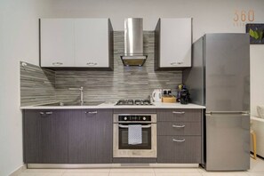 Kühlschrank, Ofen, Herdplatte, Wasserkocher mit Kaffee-/Teezubehör
