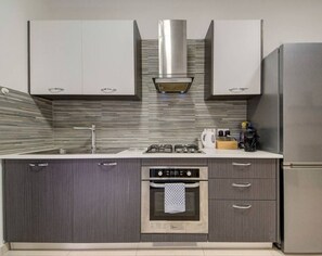 Refrigerador, horno, placa de cocina, cafetera/tetera