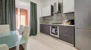 冷蔵庫、オーブン、コンロ、コーヒー / ティーメーカー