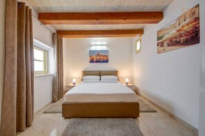 1 bedroom, desk, iron/ironing board, WiFi