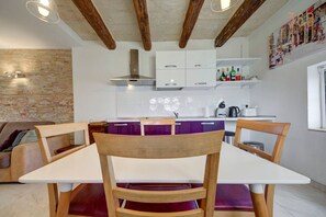 Réfrigérateur, four, plaque de cuisson, cafetiÚre/bouilloire