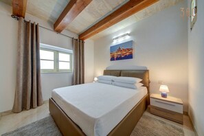 1 habitación, escritorio, tabla de planchar con plancha y cuna de viaje 