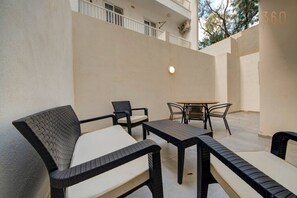 Outdoor dining - Spacious 3BR Maisonette in Marsascala + Backyard (Wied il-Għajn)
