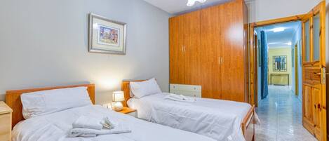 3 habitaciones, escritorio, tabla de planchar con plancha y wifi